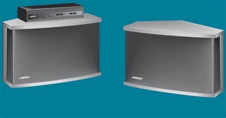 How do you connect a Bose 901 speaker to an amplifier?