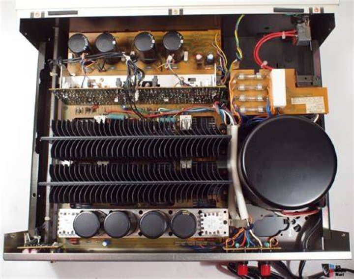 How does the Harman Kardon hk870 power amplifier work?