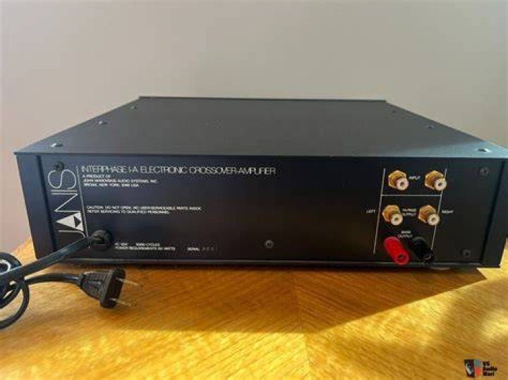 How is the Janis W1 subwoofer set up?