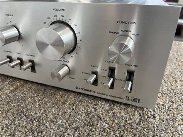 Is the pioneer sa-7500 an integrated amplifier?