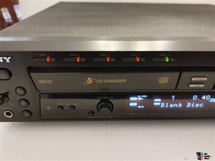 Is there a 5 disc changer on the Sony rcd-w500c?