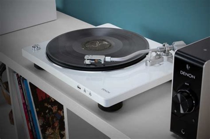 What kind of platter does a Denon turntable use?