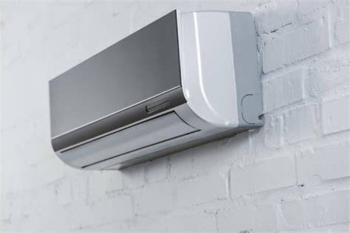 Why does my air conditioner turn off after 15 minutes?