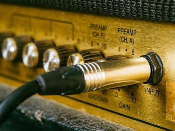 Why does my amp keep cutting off when I turn it up?